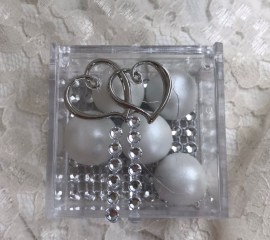 mpomponiera-gamou-kouti-plexi-glass-strass-kardies